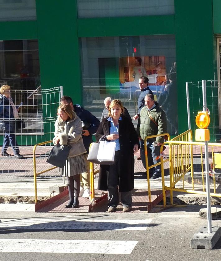 Imagen secundaria 2 - Arriba, trabajos de fresado en Gamazo. Debajo, a la izquierda, la grúa retira un coche aparcado en la zona en obras. A la derecha, la pasarela para facilitar el paso de peatones en la plaza de Madrid.