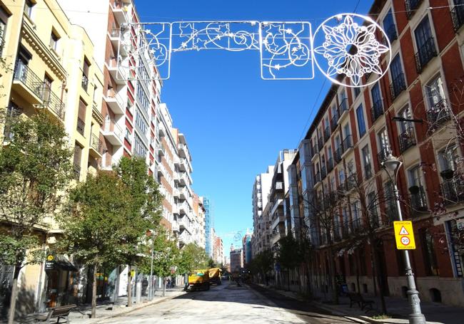 Luces navideñas instaladas en el tramo en obras de Gamazo.