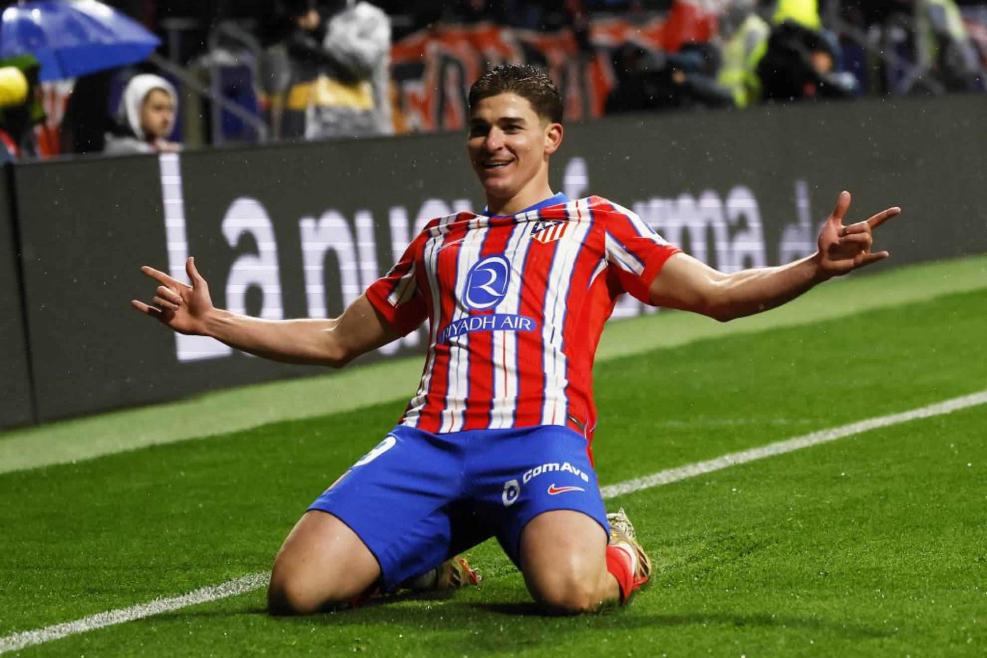 Julián Álvarez celebra un gol con el Atlético de Madrid