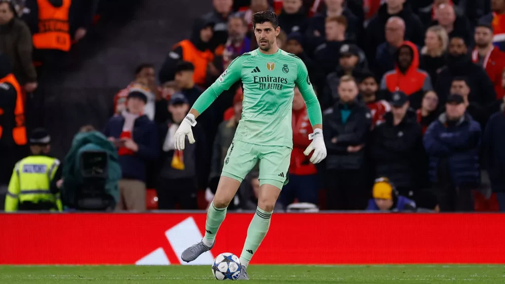 Thibaut Courtois lleva el balón durante la derrota del Real Madrid ante el Liverpool.