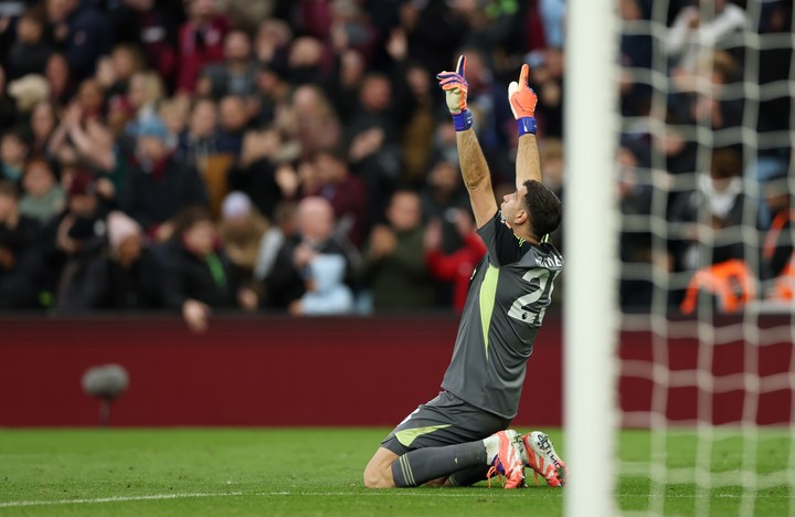 Emiliano Martinez en el partido contra el Manchester City por la Premier.