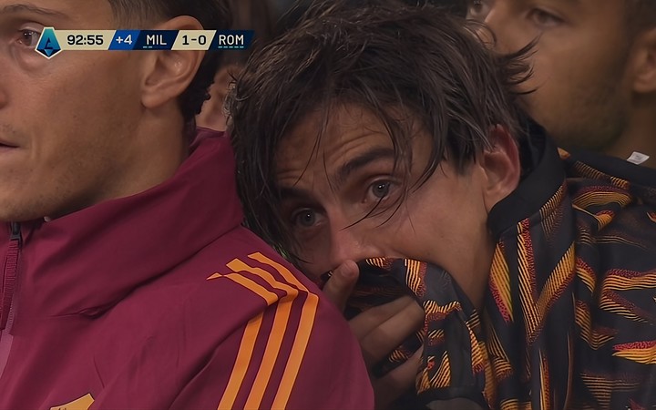 La dura imagen de Dybala en el banco tras su salida por un problema muscular en el partido contra el Milan.