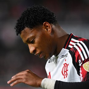 ¿Problema de expulsiones? Gonzalo Plata y su historial de rojas en Flamengo y la Selección de Ecuador