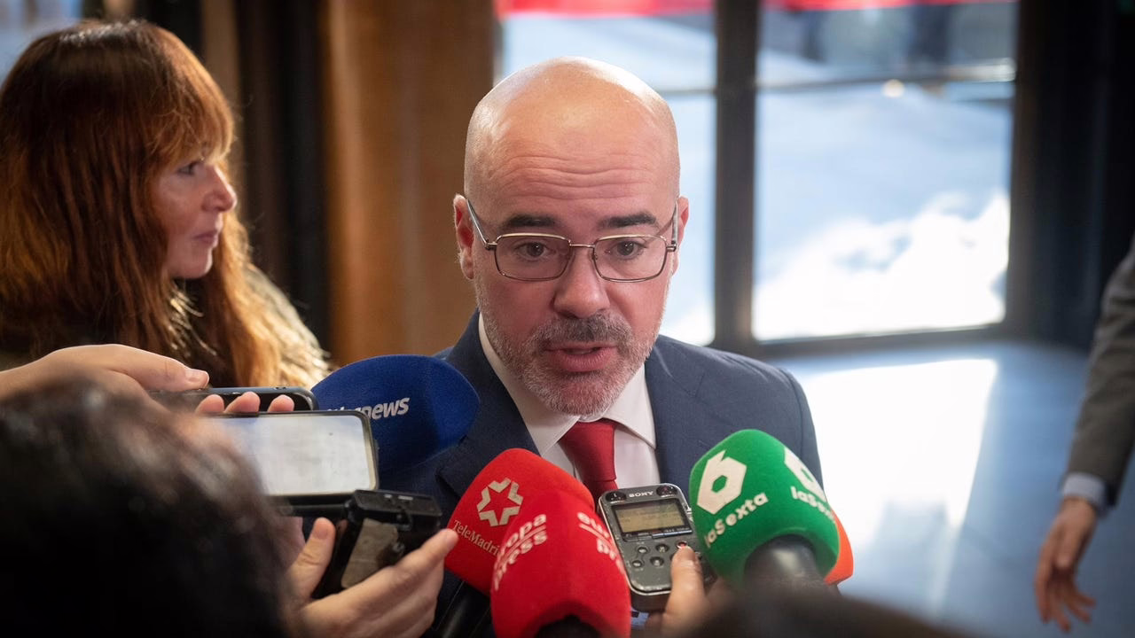 El representante del Gobierno en Madrid provoca a Almeida por las luces navideñas.