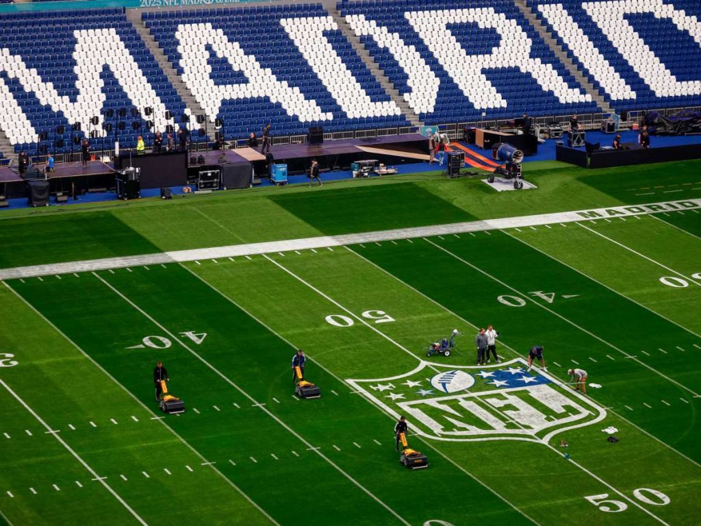 Vista del césped del Bernabéu adaptado para el fútbol americano este viernes en Madrid, con motivo del primer encuentro oficial de la NFL entre los Miami Dolphins y los Washington Commanders, que se disputará el próximo domingo. EFE