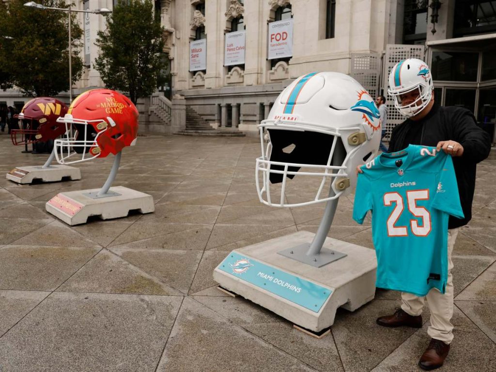 Varios cascos gigantes de fútbol americano NFL instalados frente al Palacio de Cibeles, sede del Ayuntamiento de Madrid, en ocasión del primer partido oficial de la NFL en España entre los Washington Commanders y los Miami Dolphins. EFE