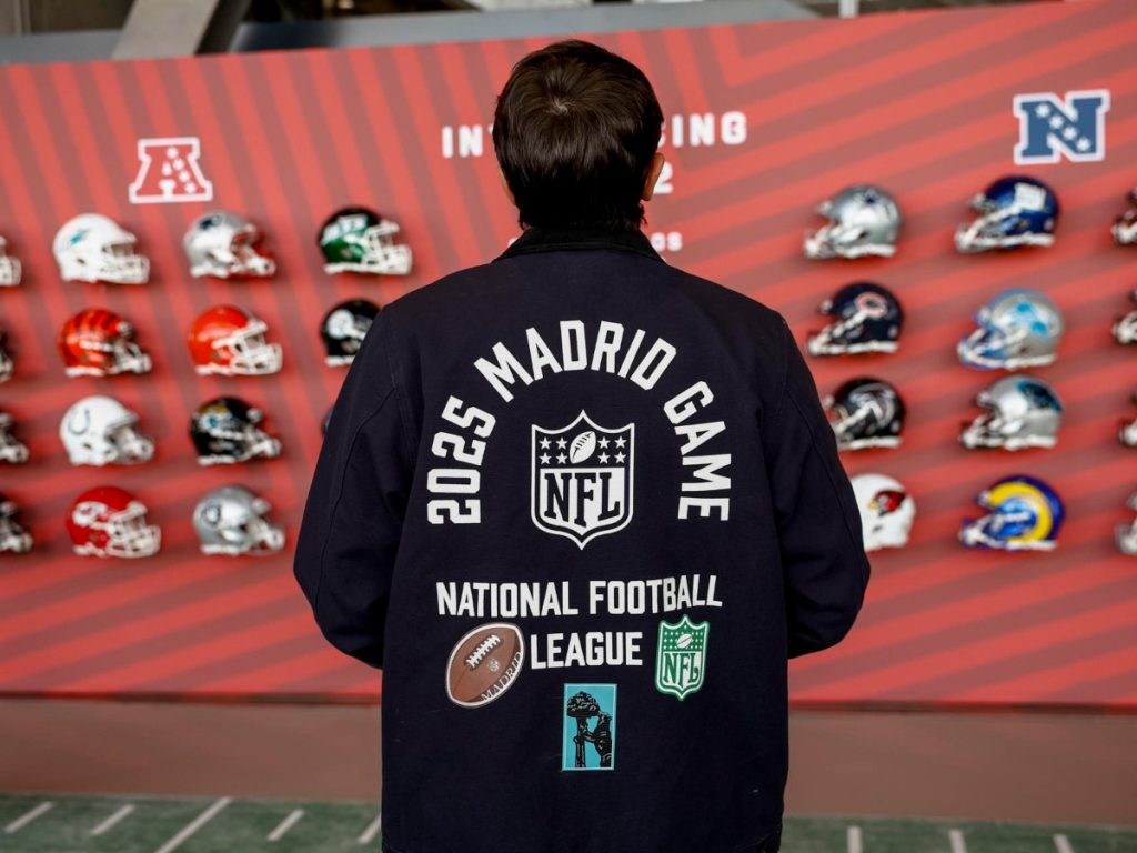 Vista de la tienda oficial de la NFL que ofrece productos de los 32 equipos de la NFL este viernes en Madrid, en ocasión del primer encuentro oficial de la NFL entre los Miami Dolphins y los Washington Commanders. EFE