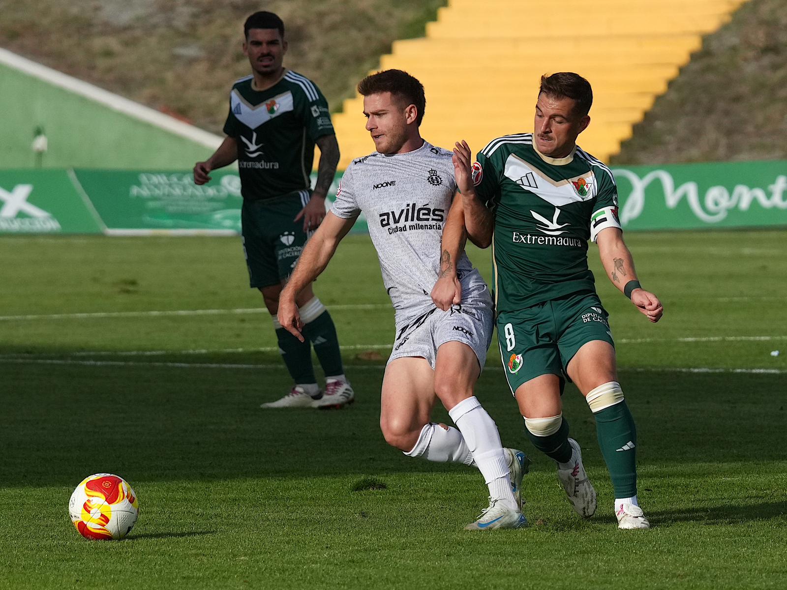 Deco en acción durante el partido contra el Real Avilés. Fuente: CD Cacereño