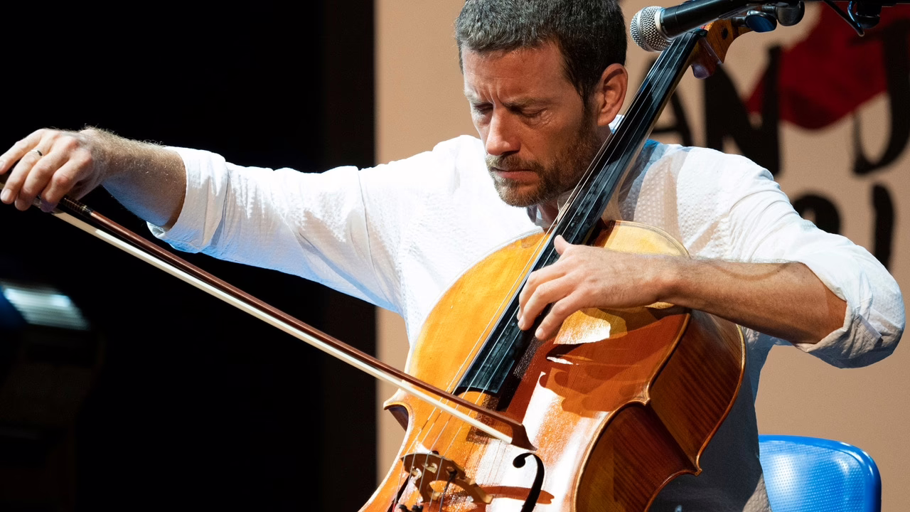 El violonchelista Matthieu Saglio lleva su proyecto más ambicioso a Madrid.