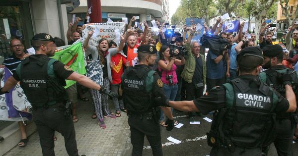 Foto: cataluna-referendum-guardia-civil-urnas-nervios-tension