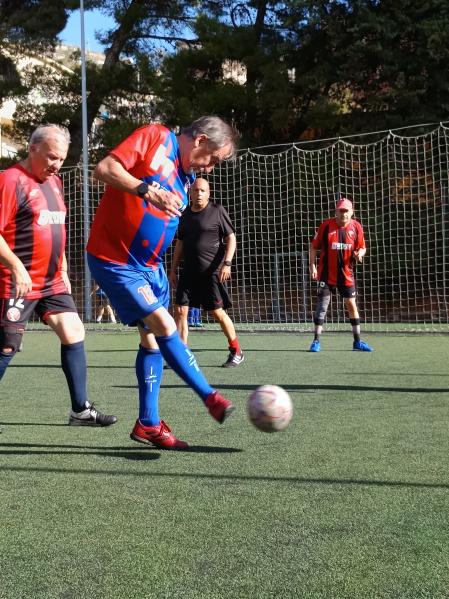 Los jugadores deben chutar desde fuera del área y el portero no puede salir de ella