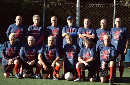 Una formación del Walking Football Barcelona con integrantes femeninas en sus filas