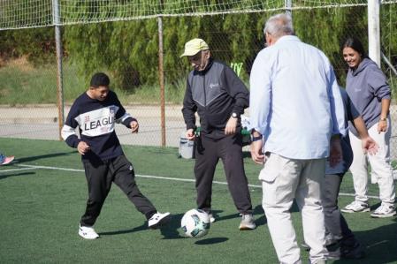 Los integrantes del Walking Football Barcelona dedican un entrenamiento a enseñar a personas con discapacidad intelectual cómo se juega