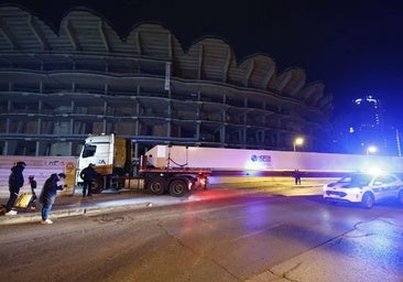 Los dos primeros pilares de la cubierta ya están colocados en el Nou Mestalla