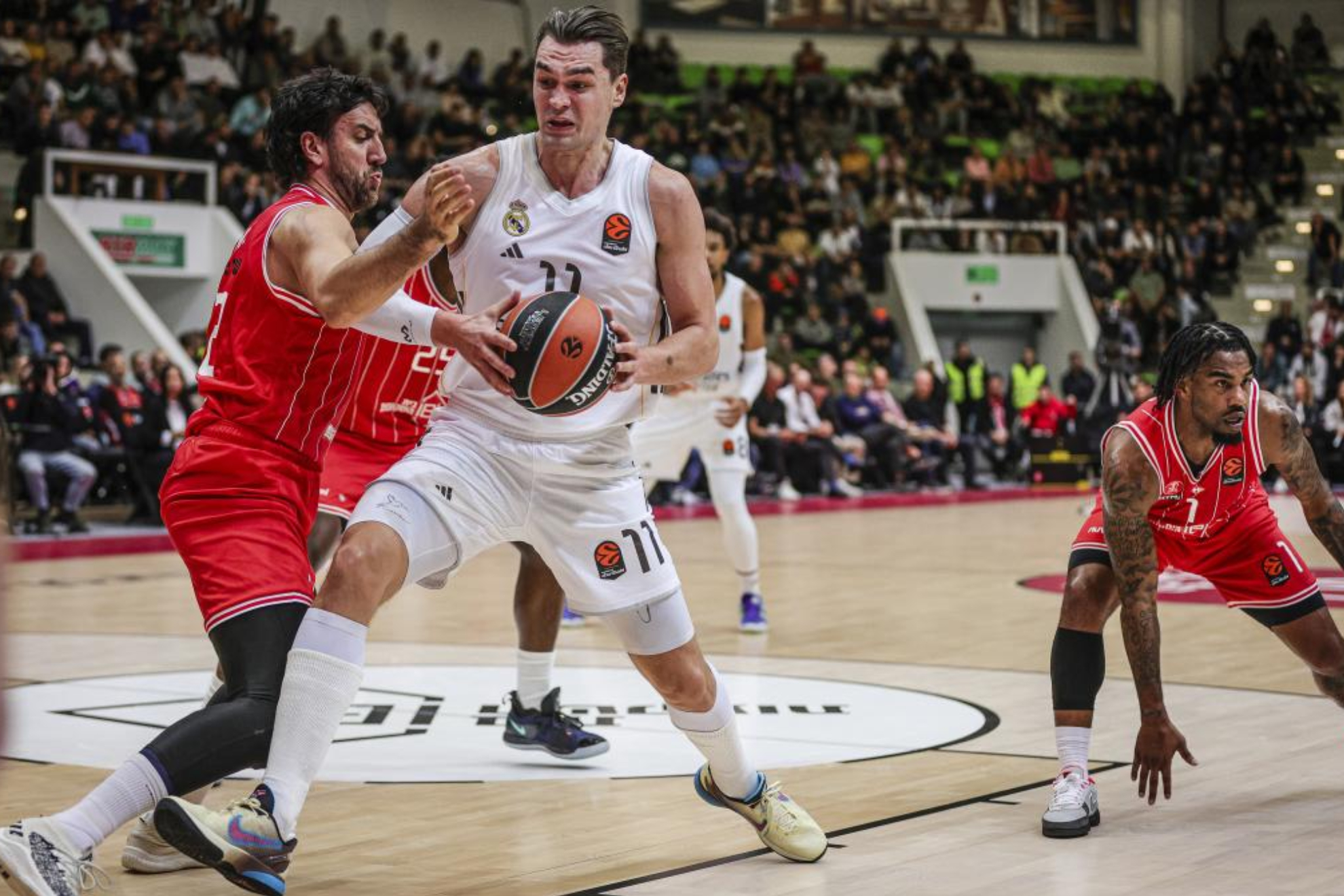 Mario Hezonja trata de eludir la defensa de Micic.