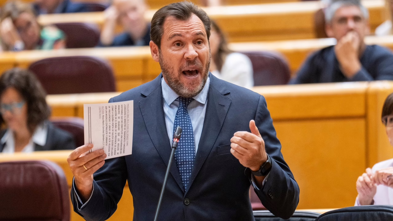Madrid critica la "presión de última hora" de Óscar Puente respecto a las subvenciones para el transporte.