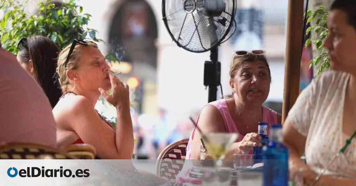 Los centros de salud de Madrid respaldan a Mónica García en su lucha por prohibir fumar en terrazas: "La industria ejerce presión".