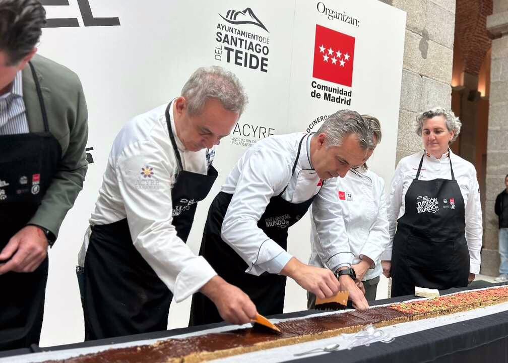 Madrid crea el turrón más grande del planeta en la Real Casa de Correos.