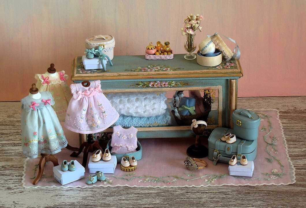 Exposición de casas de muñecas y objetos de colección.