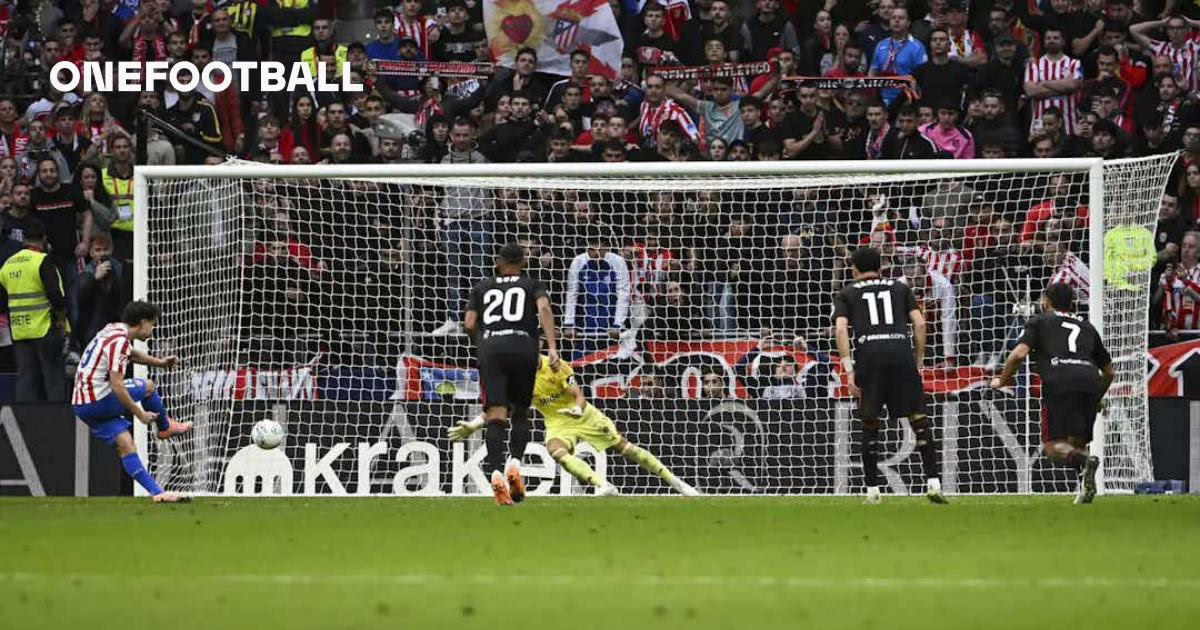 Sin Alexis y con un Suazo en baja forma, el Sevilla fue derrotado por el Atlético de Madrid.