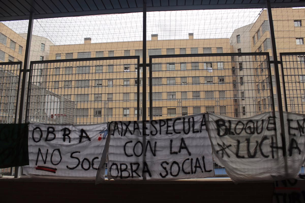 Cien residentes de Vallecas podrían quedar sin hogar tras la venta de sus viviendas sociales a un fondo de inversión | Noticias de Madrid