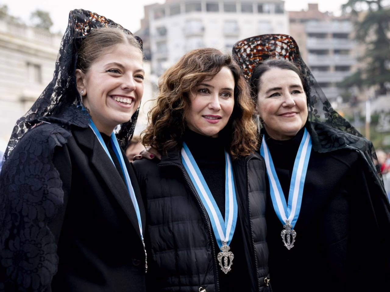 Isabel Díaz Ayuso celebra a la Virgen de la Almudena: Tradición, devoción y cohesión en Madrid.