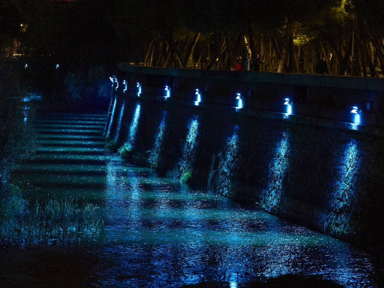 Nuevo Sistema de Iluminación Decorativa en la Presa 6 del Río Manzanares: Belleza Nocturna y Sostenibilidad