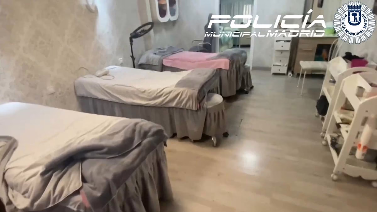 La policía local clausura tres centros de estética ilegales en Usera | Noticias de Madrid