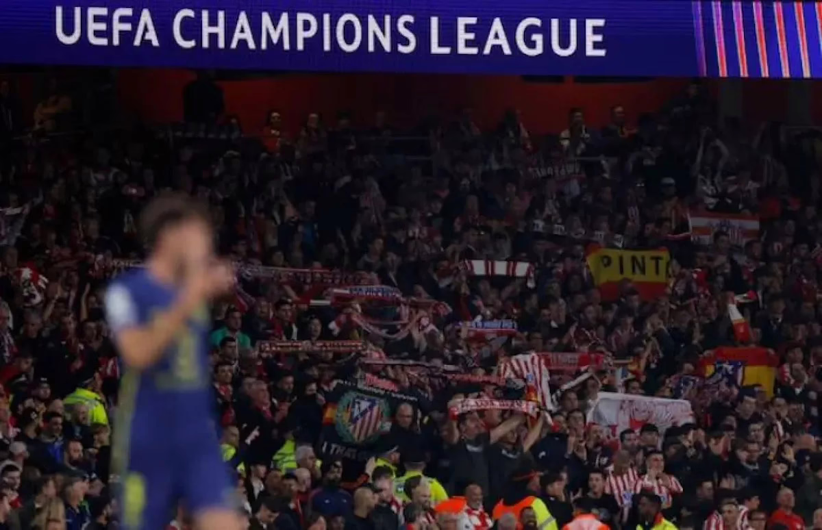 El Atlético de Madrid sancionado por comportamientos racistas y antisemitas de sus seguidores en el encuentro contra el Arsenal.