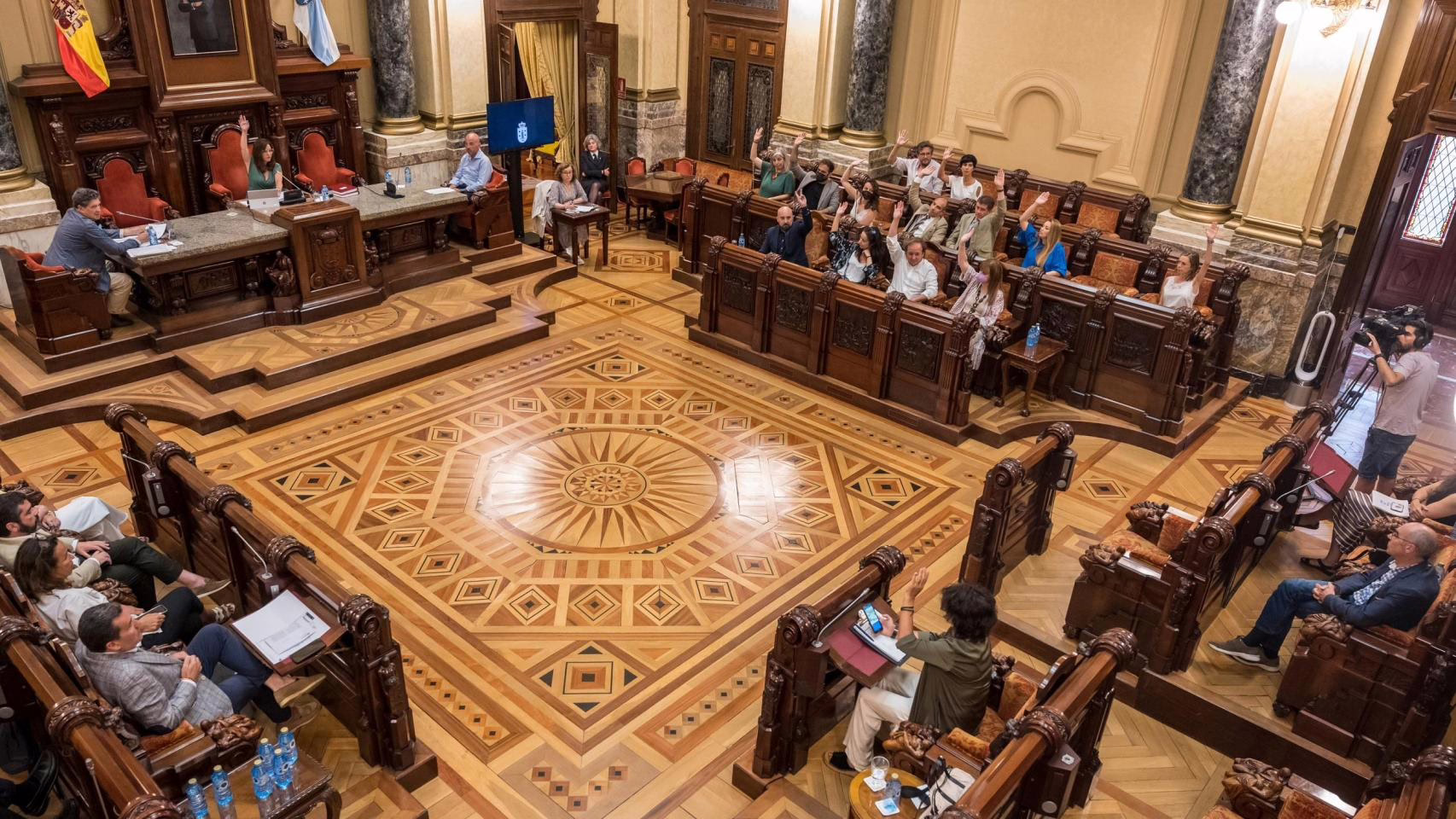 El pleno de A Coruña decide mantener sin cambios los impuestos y tasas municipales para 2026.