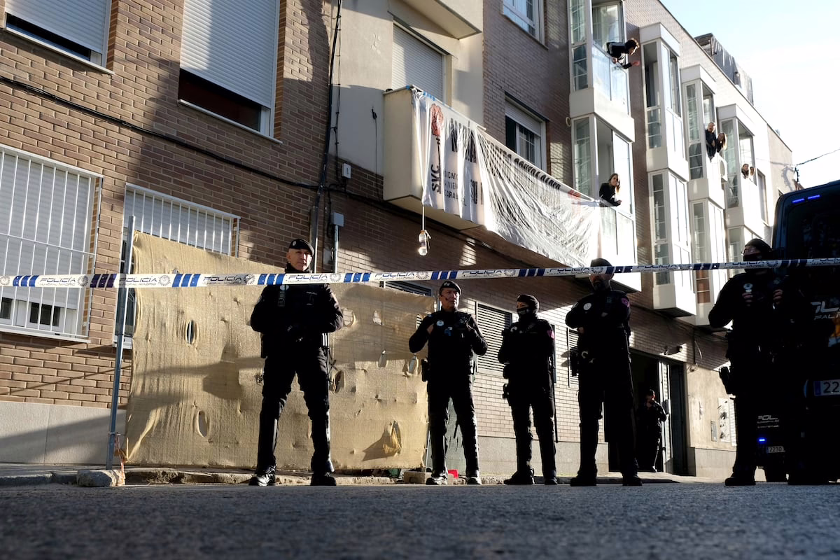 Las seis familias de María Guerrero permanecen en sus hogares mientras buscan negociar con la Sareb: “Buscamos un contrato de alquiler, solo eso” | Información de Madrid