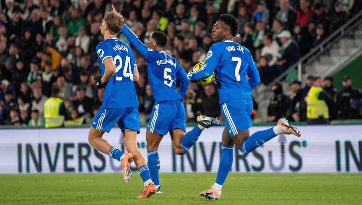 El árbitro asistido por vídeo descarta la intervención entre Vinicius e Iñaki Peña en el partido Elche-Real Madrid.