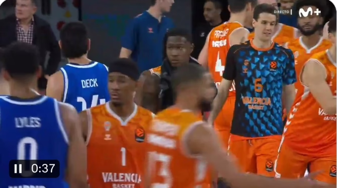 El Real Madrid firma el acta del partido en la cancha del Valencia Basket, aunque lo hace bajo protesta.