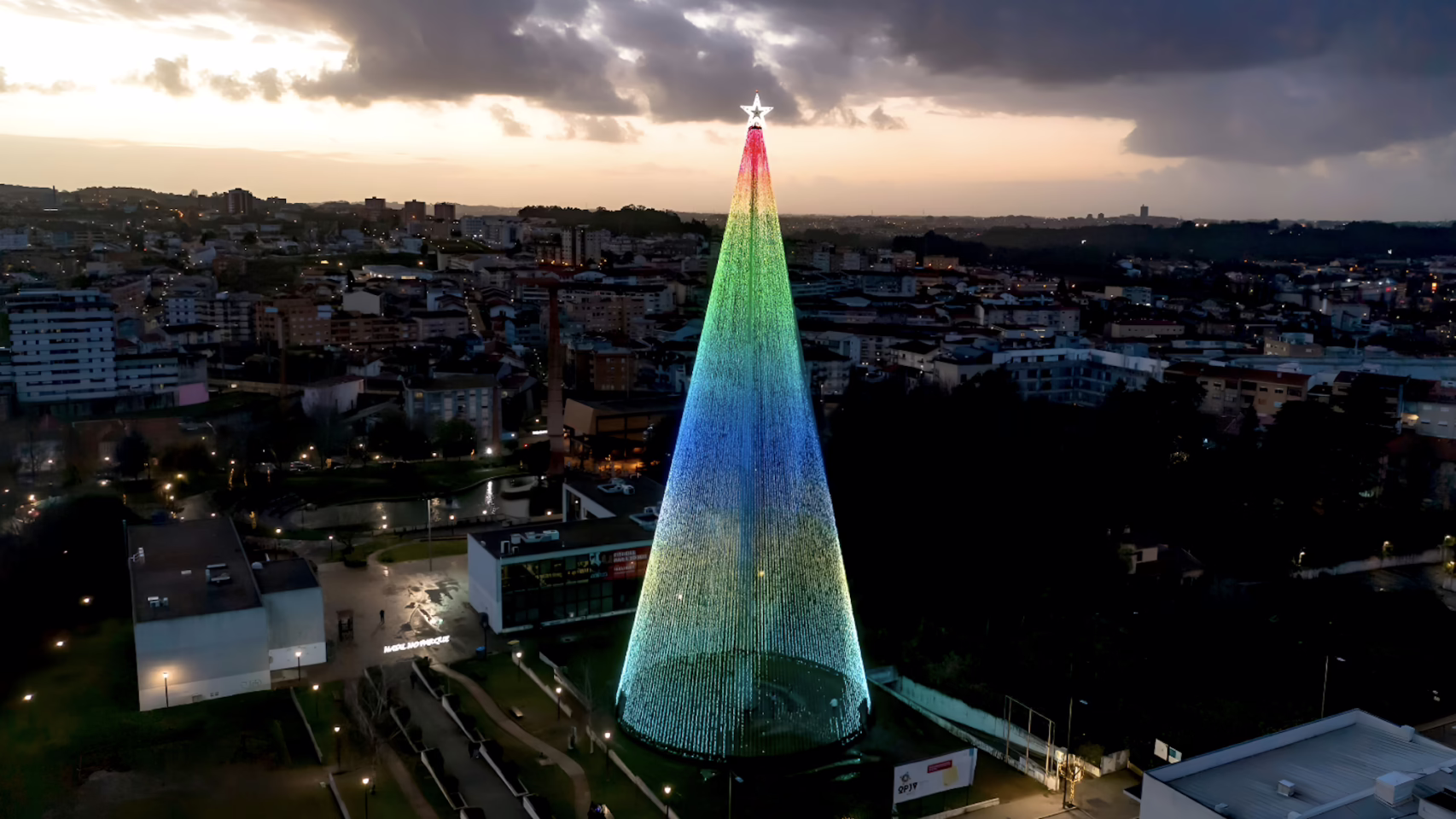 El municipio a 90 minutos de Vigo que cuenta con un árbol de Navidad de 55 metros, superando al de Abel Caballero.