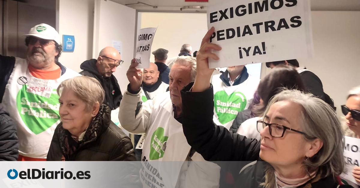 Manifestación vecinal por la escasez de pediatras tras quedar atrapados en el ascensor de Atención Primaria.