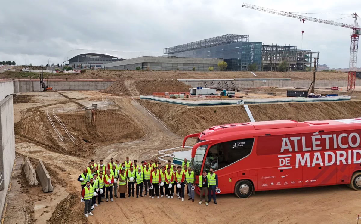 Los futbolistas del Atlético de Madrid recorren las instalaciones de la Ciudad del Deporte.