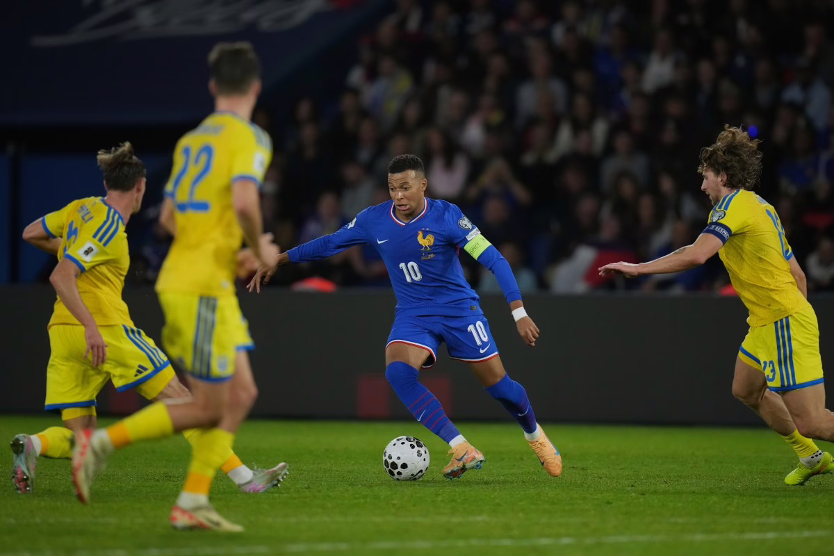 Mbappé deja la selección francesa debido a una lesión.