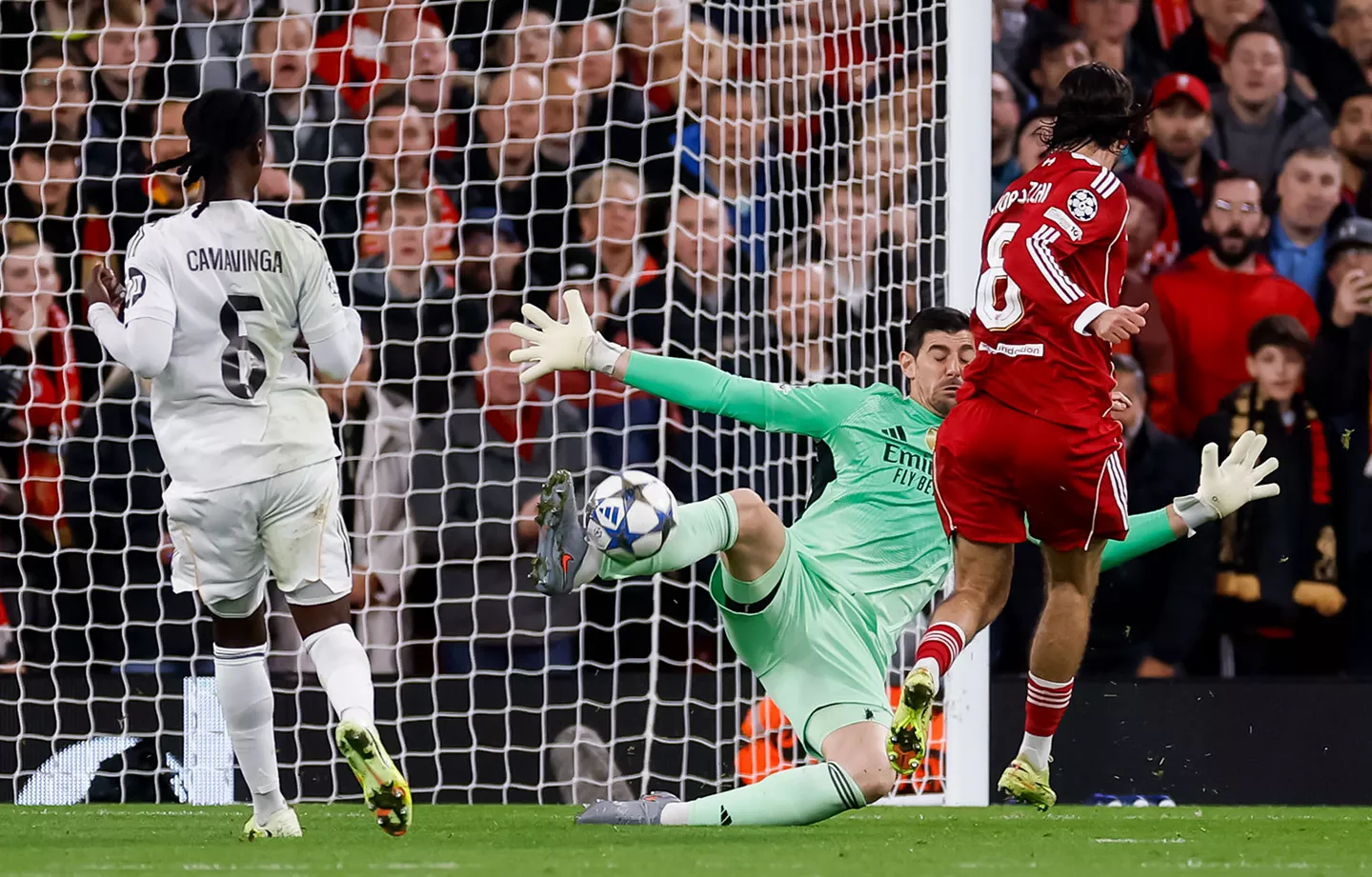 La impresionante parada de Courtois en el mano a mano contra Szoboszlai en Anfield.