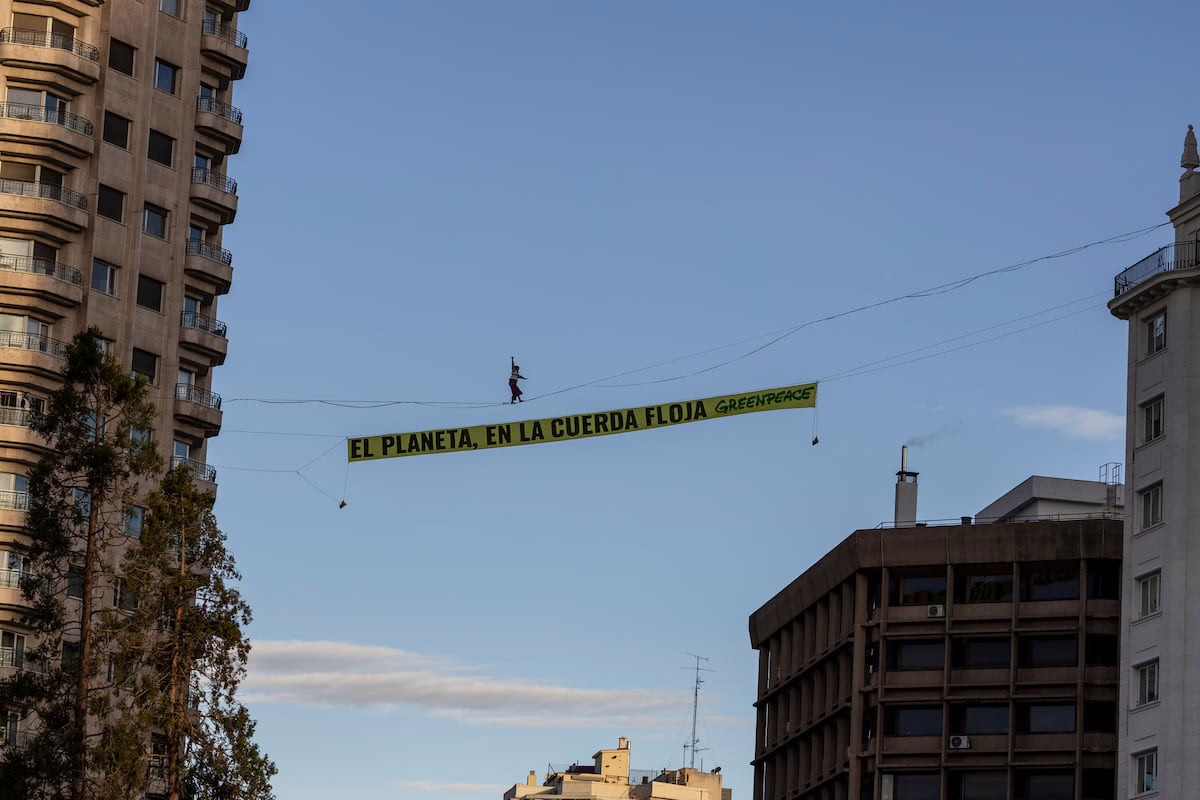 Una funambulista atraviesa el cielo de Madrid para alertar sobre el estado crítico del planeta en la apertura de la COP30 | Clima y Medio Ambiente