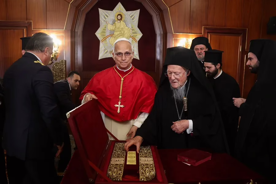 El Papa y el Patriarca Bartolomé hacen un llamado a la paz global.