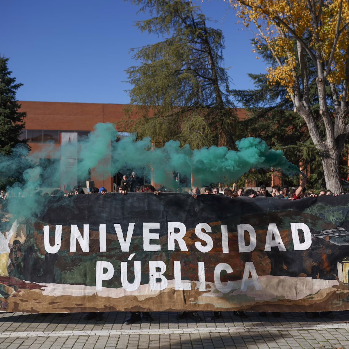 Aulas vacías, estudiantes protestando y una creciente tensión política y económica en la universidad de Madrid | El PAÍS Exprés