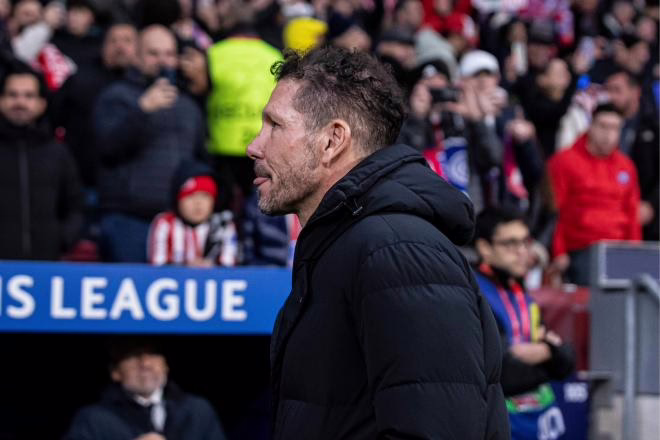 El Atlético - Inter se interrumpe tras un pelotazo a Akanji y Simeone solicita un penalti.