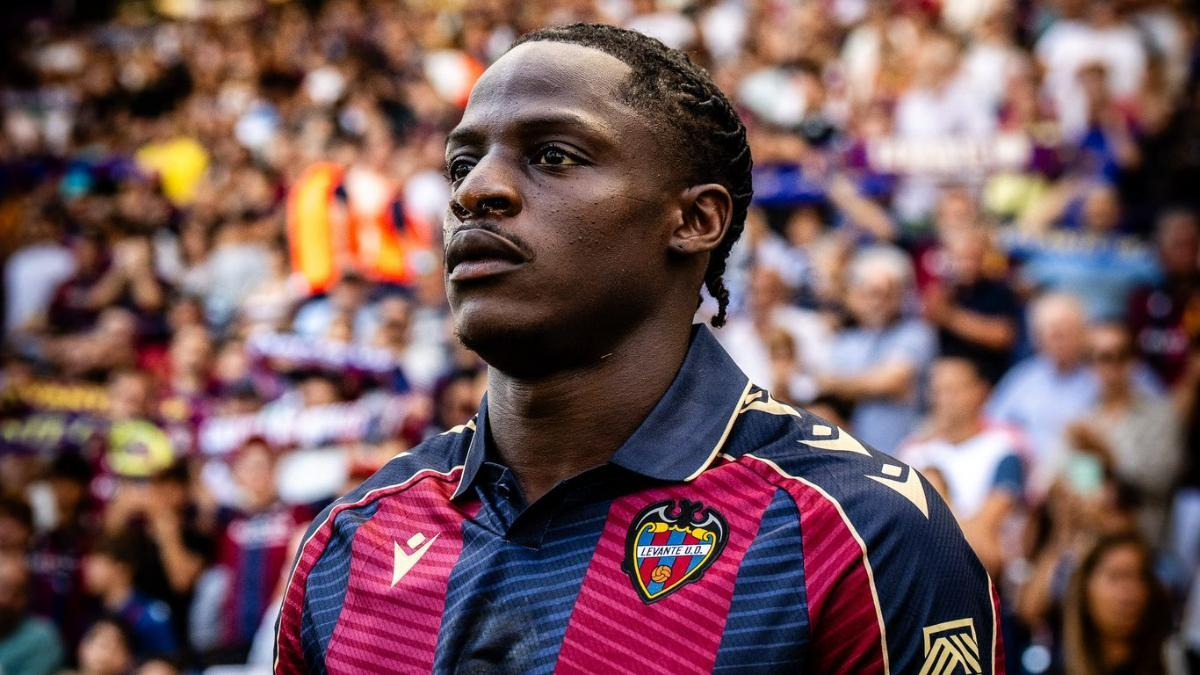 Etta Eyong jugando para el Levante UD