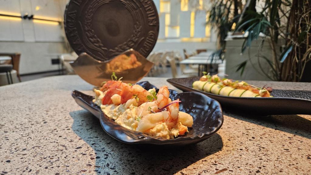 Ensaladilla rusa con gamas, canelón de calabacín y oblea de cheesecake de Cantón 23.