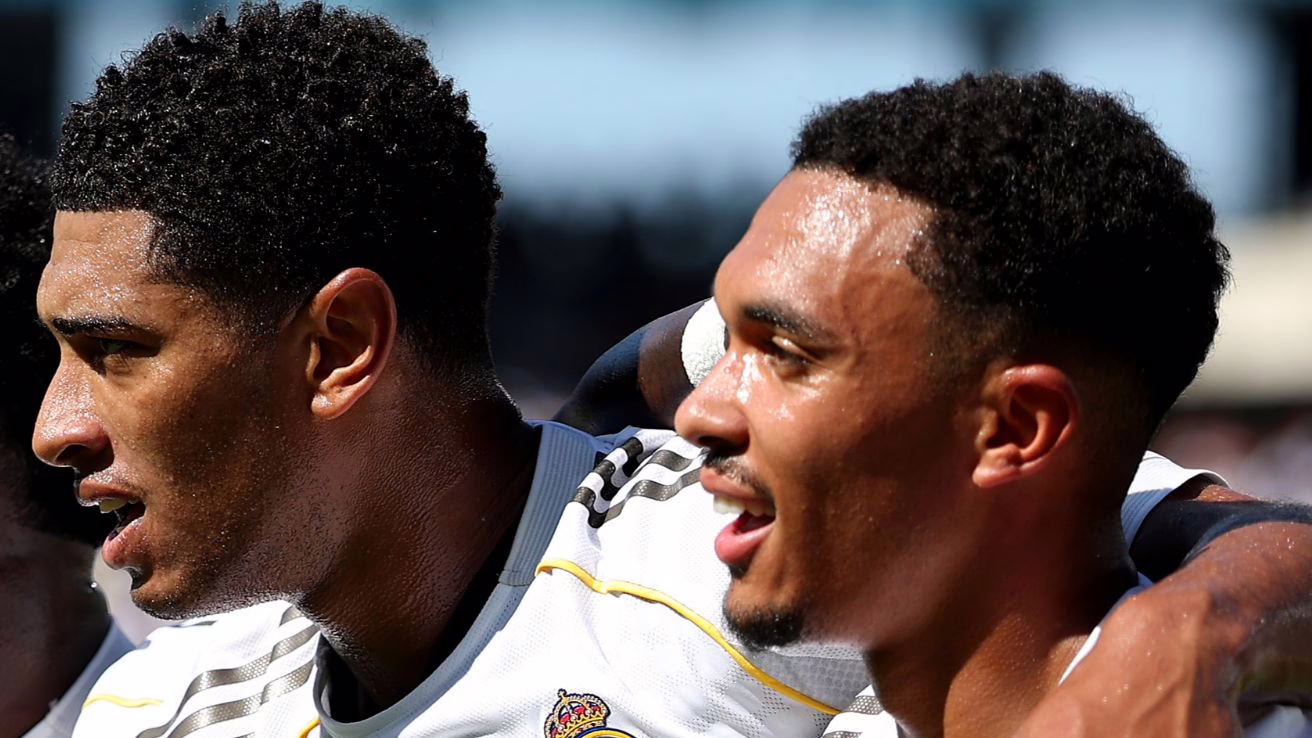 Jude Bellingham reacciona a los pitos de los hinchas del Liverpool hacia Trent Alexander-Arnold en Anfield.