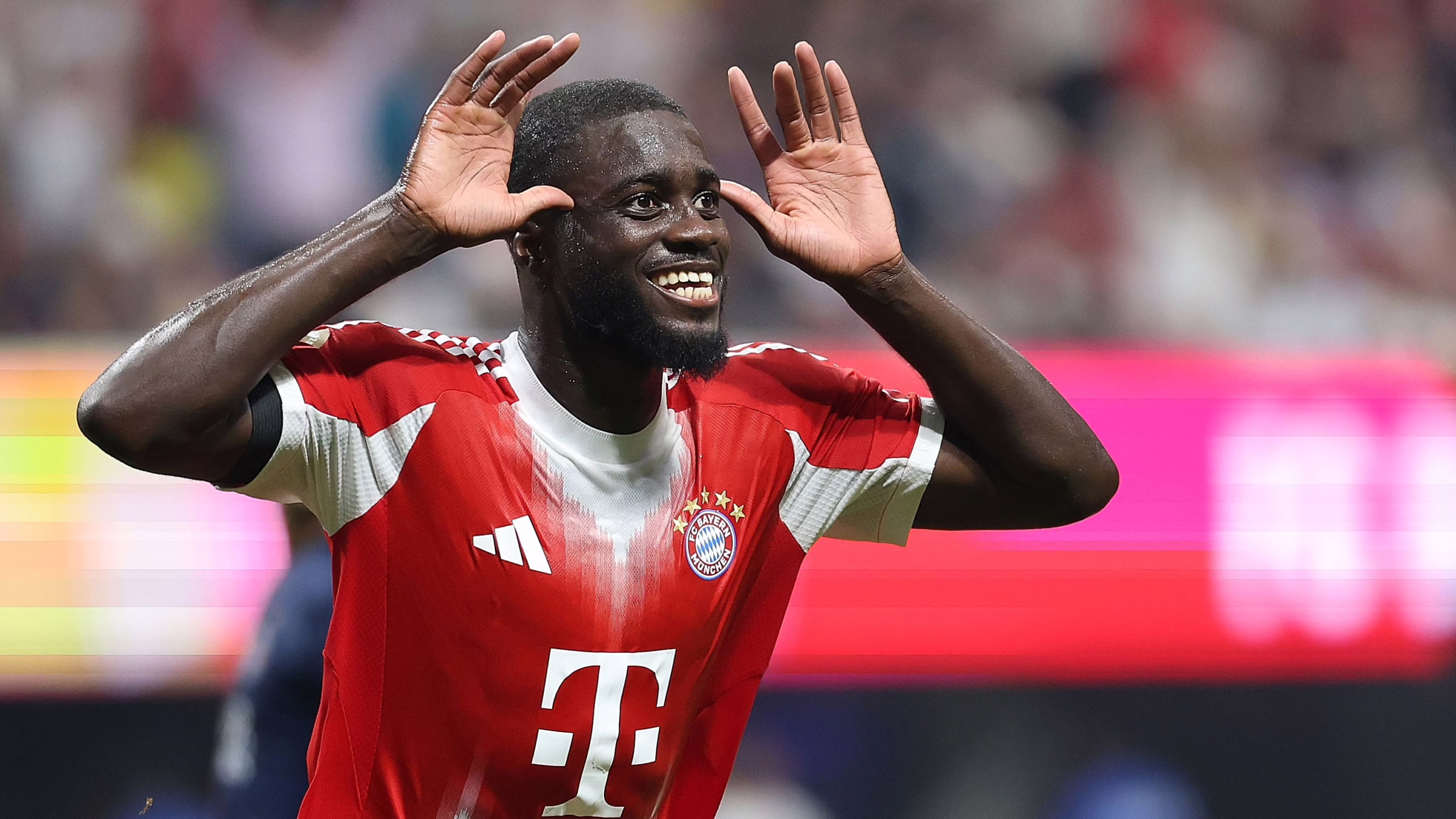 El Bayern Múnich muestra cauteloso optimismo respecto al futuro de Dayot Upamecano, mientras el presidente confirma que están en charlas para contrarrestar el interés del Real Madrid en el jugador.