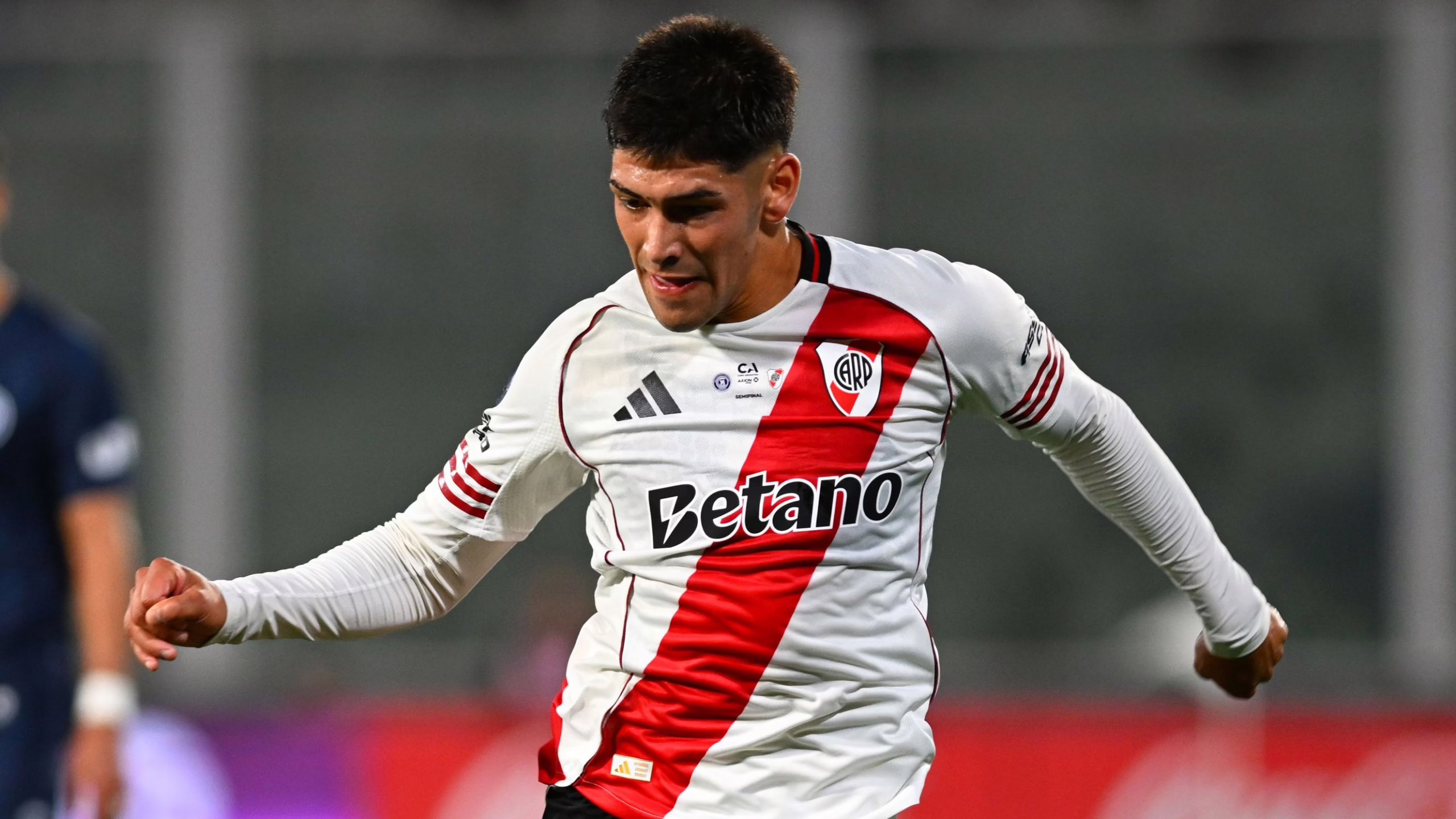 Tottenham intenta incorporar a un talento de River Plate tasado en 100 millones de euros, pero se enfrenta a una fuerte rivalidad del Atlético de Madrid.
