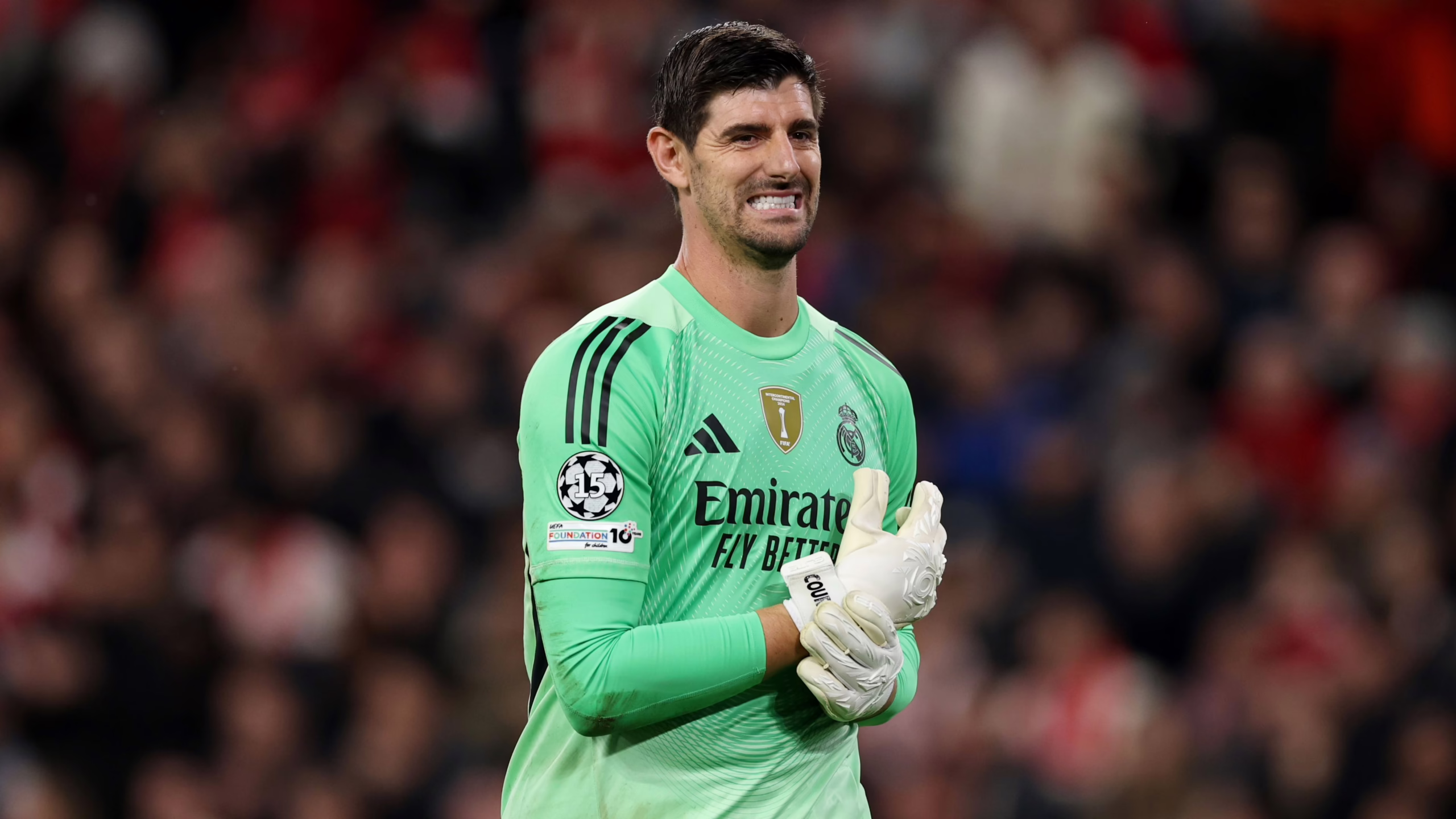 El Real Madrid anuncia las lesiones de Thibaut Courtois y Dean Huijsen, quienes no participarán en el partido contra el Olympiacos.