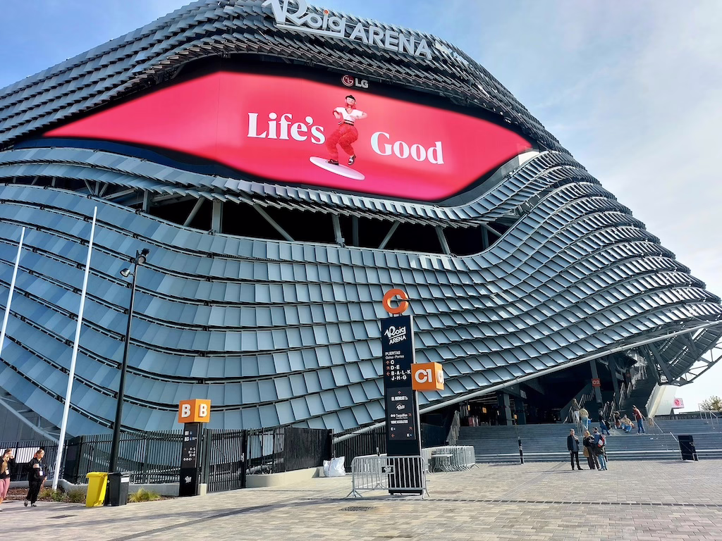 Roig Arena combina la tecnología visual LED de LG con la versatilidad de un espacio multifuncional.