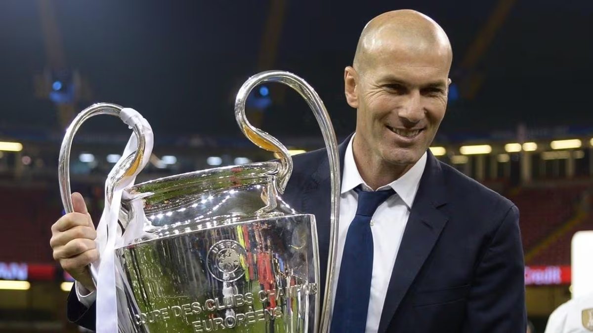 Zidane posa con el trofeo de la Champions League